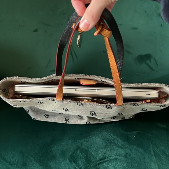 Dooney & Bourke signature and hearts tote bag - Picture 5 of 6